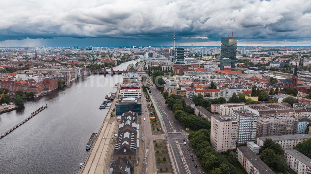 Luftaufnahme Berlin - Stadtansicht am ehmaligen Osthafen am Ufer der Spree in Friedrichshain in Berlin, Deutschland