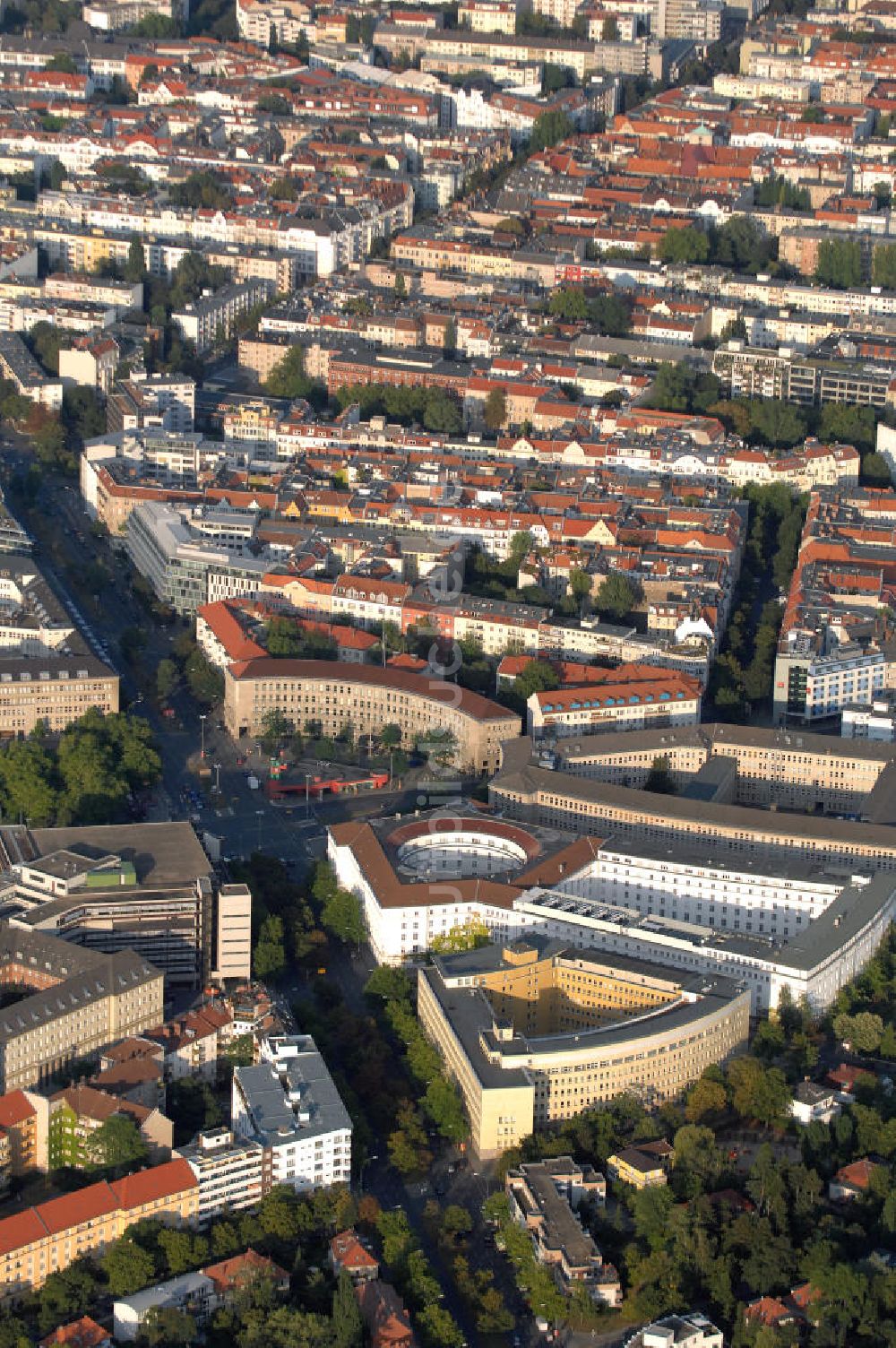 Luftbild Berlin - Stadtansicht auf einen Teil des Hohenzollerndamms in Berlin Charlottenburg-Wilmersdorf