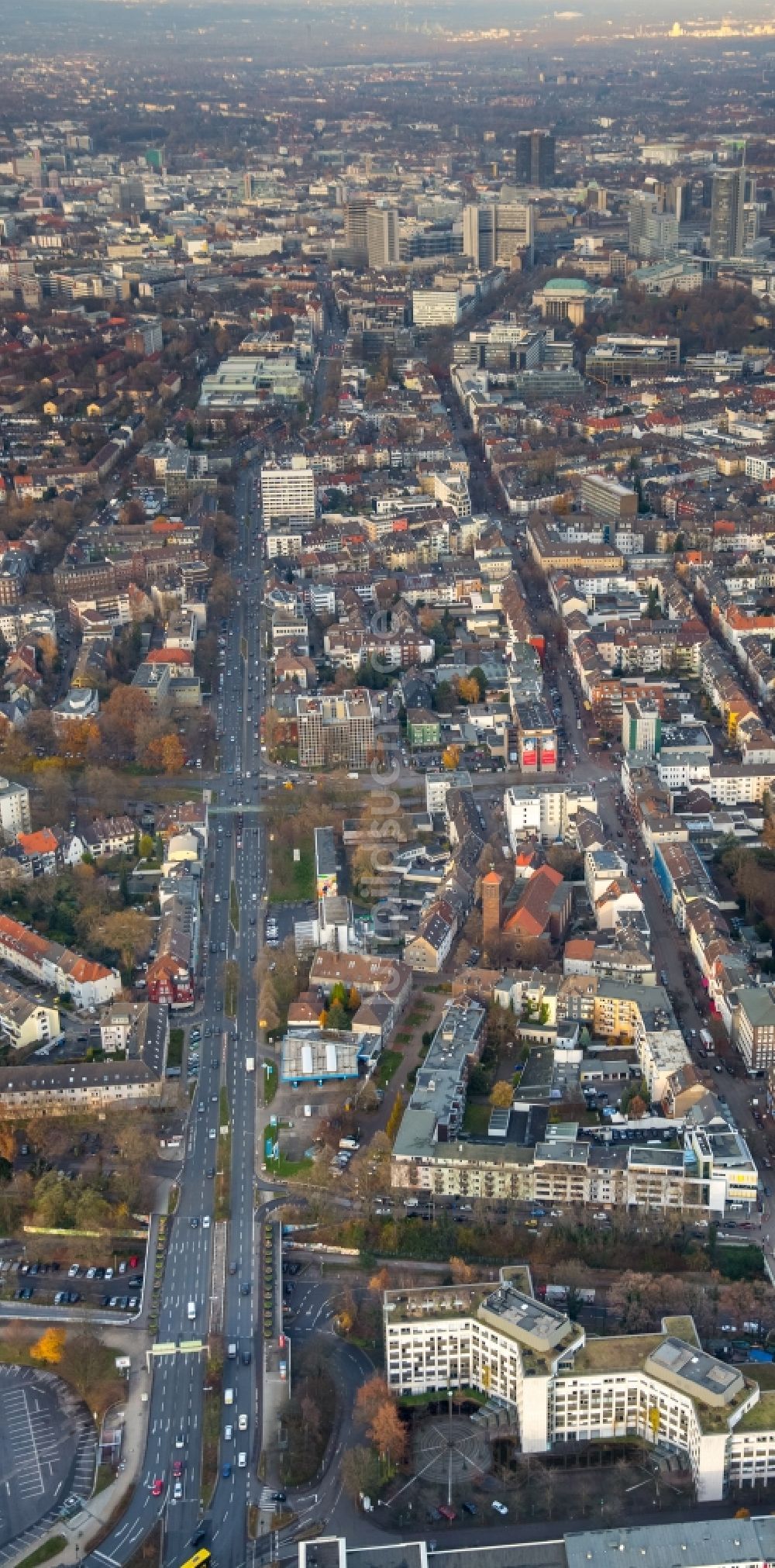 Essen von oben - Stadtansicht entlang der Alfredstraße - Bundesstraße B224 in Essen im Bundesland Nordrhein-Westfalen