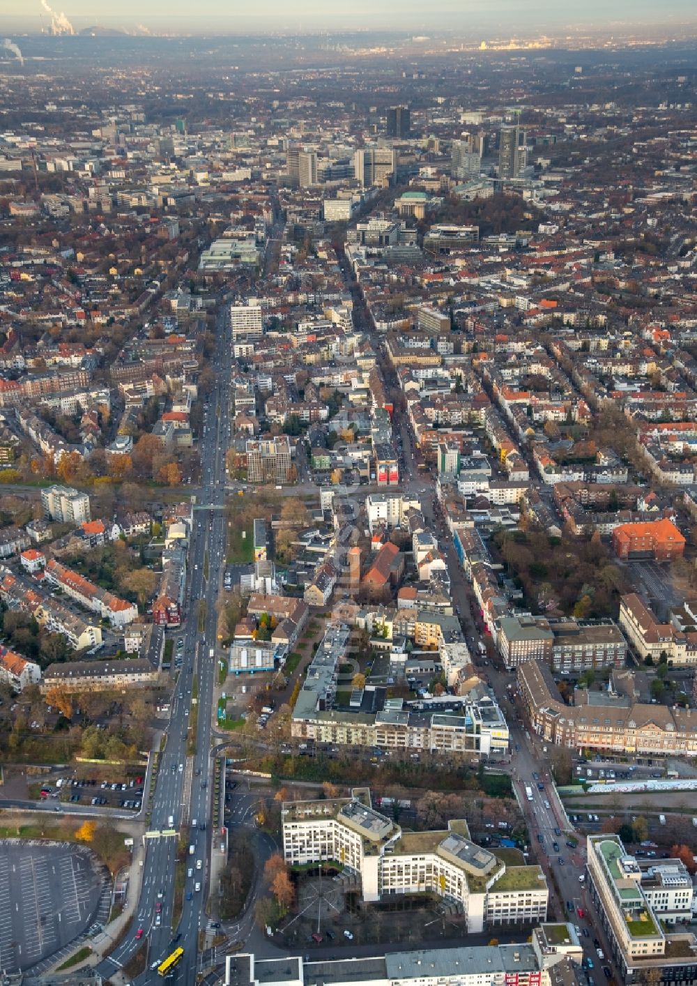 Essen aus der Vogelperspektive: Stadtansicht entlang der Alfredstraße - Bundesstraße B224 in Essen im Bundesland Nordrhein-Westfalen