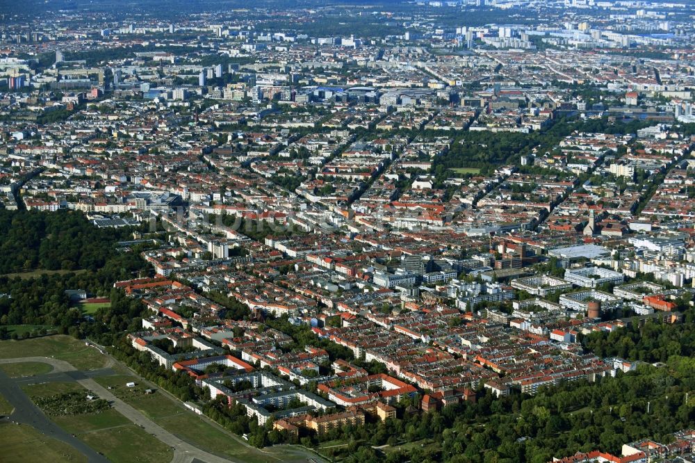 Berlin aus der Vogelperspektive: Stadtansicht entlang der Hermannstraße im Stadtgebiet im Ortsteil Neukölln in Berlin, Deutschland