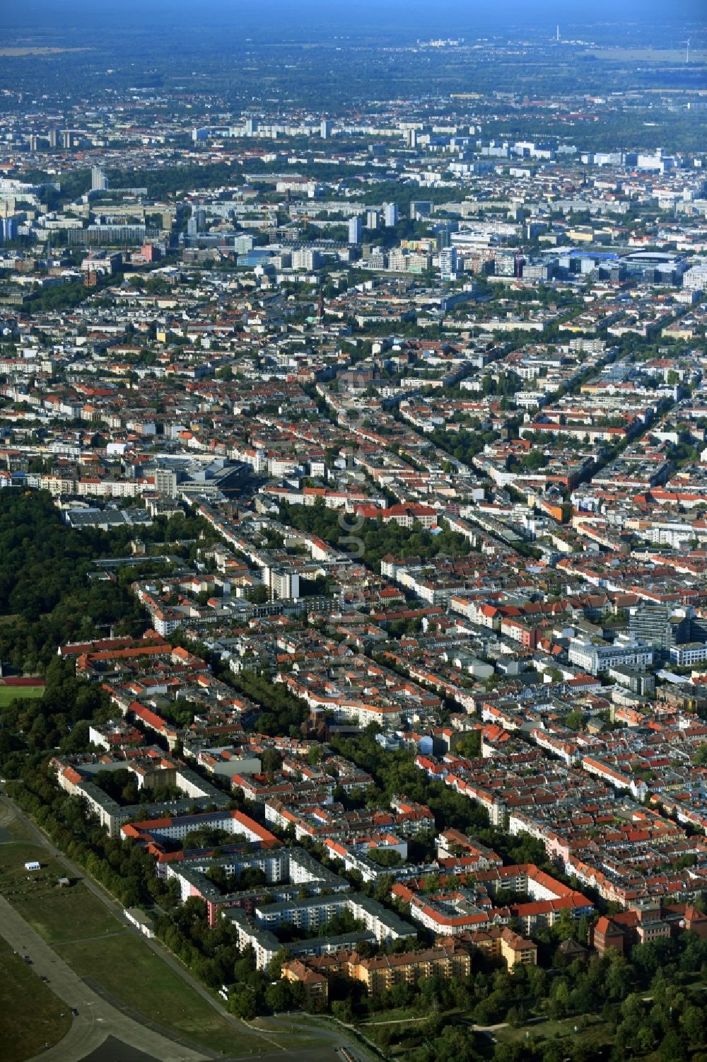 Berlin von oben - Stadtansicht entlang der Hermannstraße im Stadtgebiet im Ortsteil Neukölln in Berlin, Deutschland