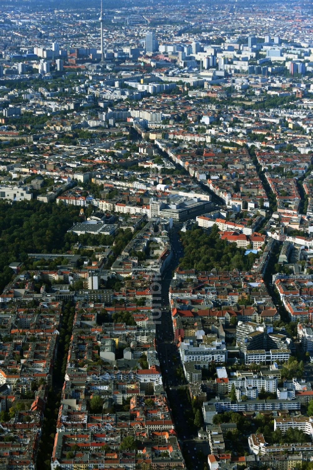 Berlin aus der Vogelperspektive: Stadtansicht entlang der Hermannstraße im Stadtgebiet im Ortsteil Neukölln in Berlin, Deutschland