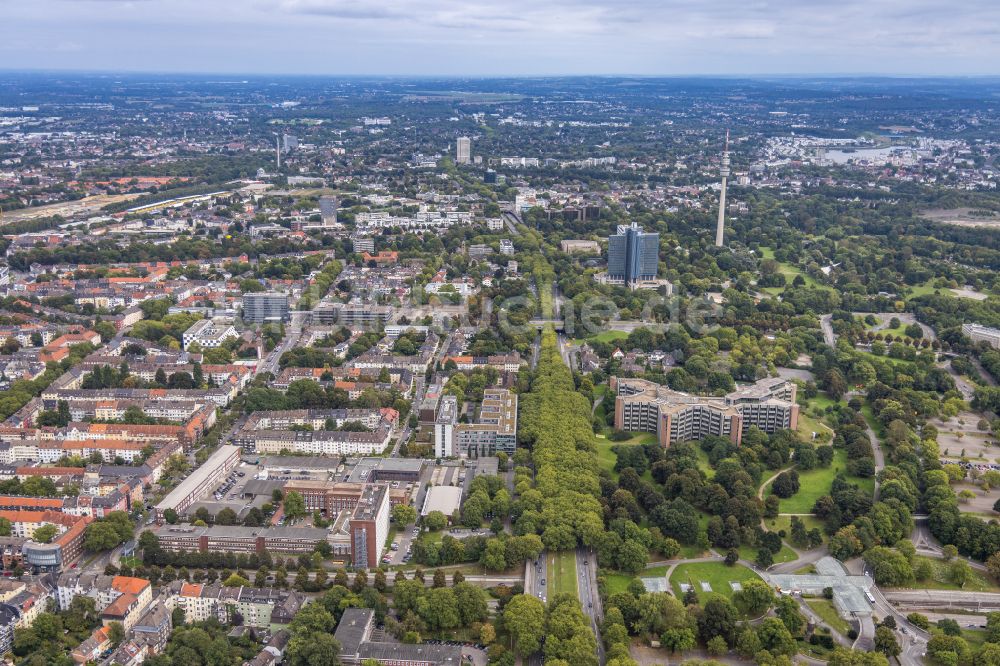 Dortmund aus der Vogelperspektive: Stadtansicht entlang des Rheinlanddamm in Dortmund im Bundesland Nordrhein-Westfalen, Deutschland