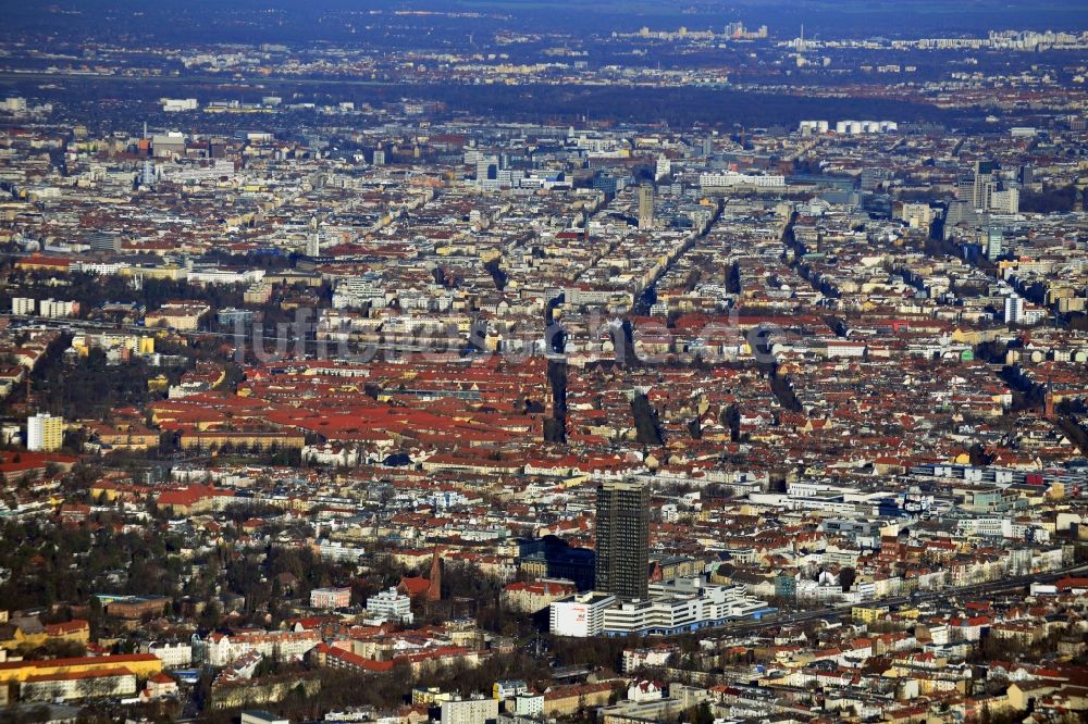 Berlin von oben - Stadtansicht entlang der Tangente Schloßstraße - Rheinstraße am Hochhaus Steglitzer Kreisel in Berlin- Steglitz