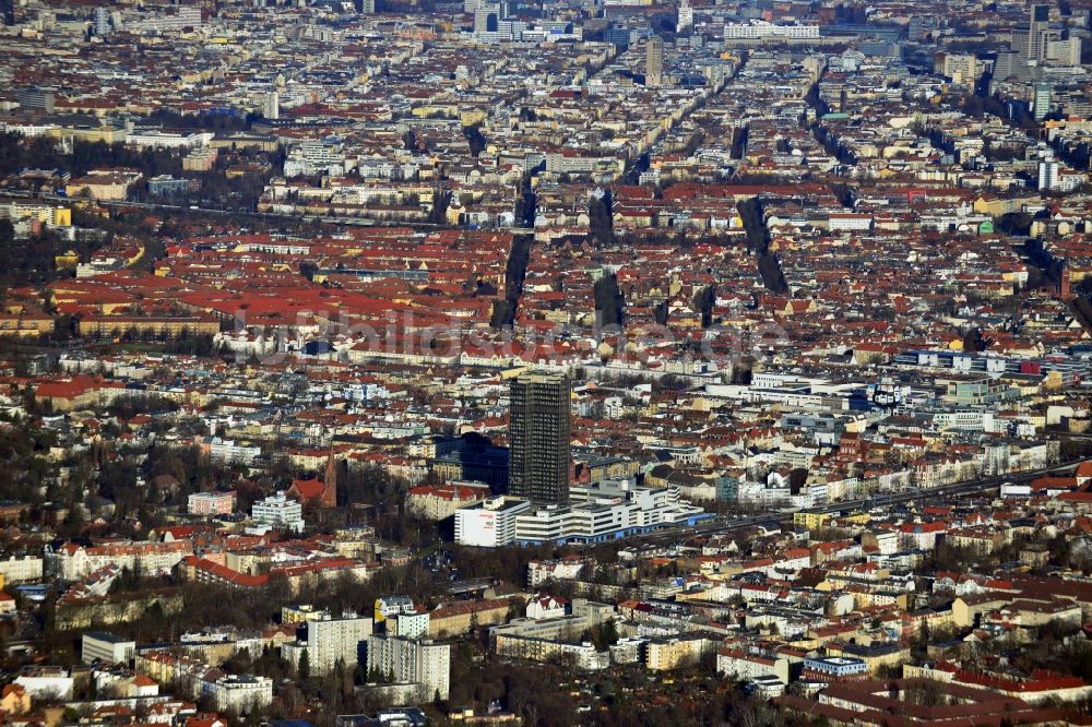 Berlin aus der Vogelperspektive: Stadtansicht entlang der Tangente Schloßstraße - Rheinstraße am Hochhaus Steglitzer Kreisel in Berlin- Steglitz