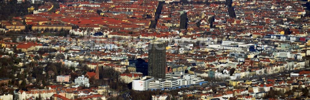 Luftbild Berlin - Stadtansicht entlang der Tangente Schloßstraße - Rheinstraße am Hochhaus Steglitzer Kreisel in Berlin- Steglitz