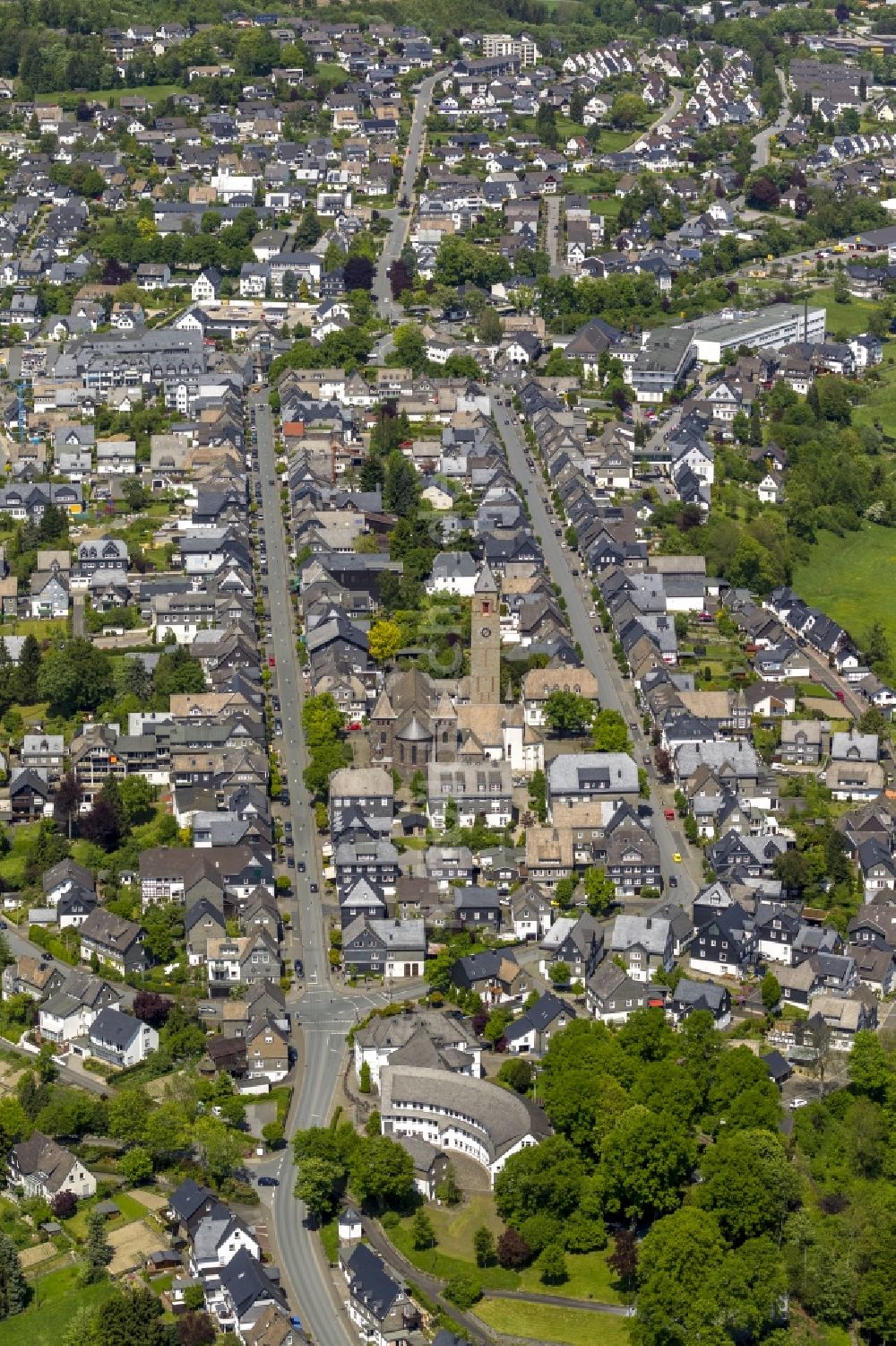 Luftaufnahme Schmallenberg - Stadtansicht entlang der Weststraße und Oststraße mit der St. Alexander-Kirche in Schmallenberg im Hochsauerlandkreis in Nordrhein-Westfalen