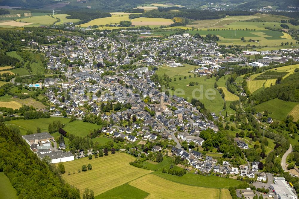 Luftaufnahme Schmallenberg - Stadtansicht entlang der Weststraße und Oststraße mit der St. Alexander-Kirche in Schmallenberg im Hochsauerlandkreis in Nordrhein-Westfalen