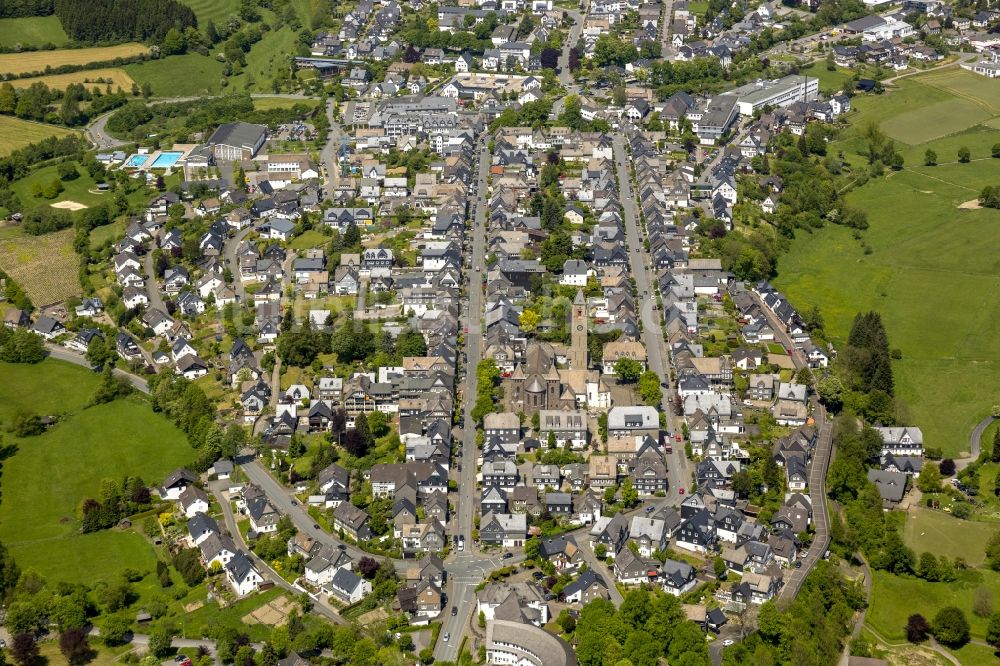 Schmallenberg von oben - Stadtansicht entlang der Weststraße und Oststraße mit der St. Alexander-Kirche in Schmallenberg im Hochsauerlandkreis in Nordrhein-Westfalen