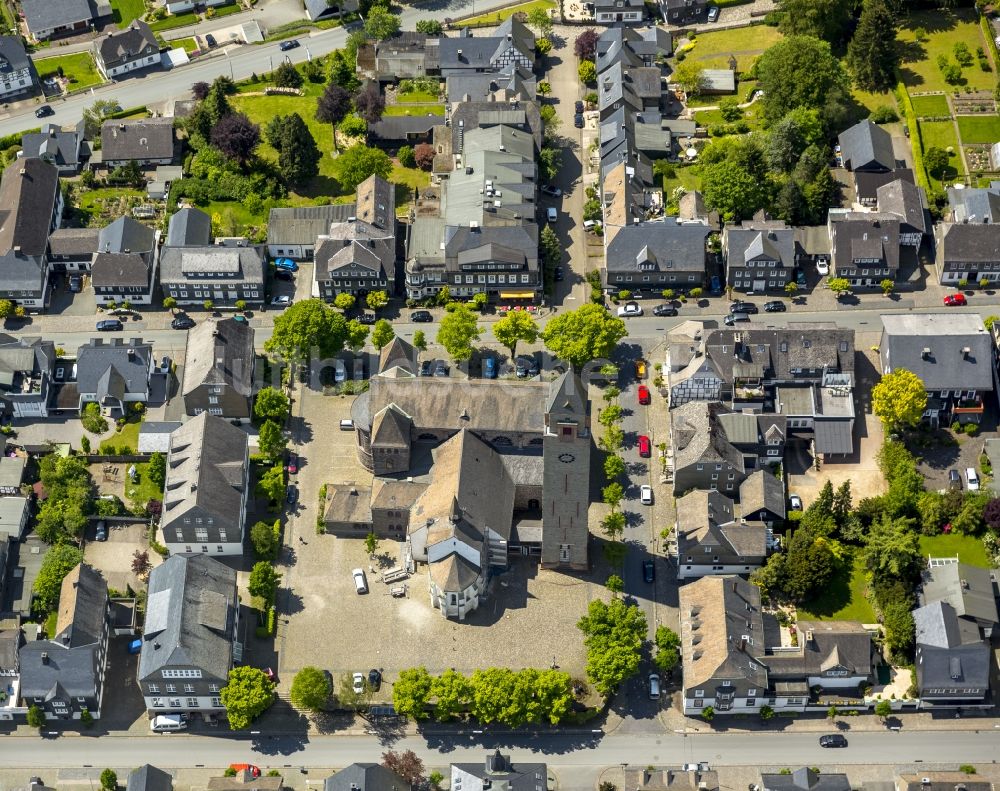 Schmallenberg aus der Vogelperspektive: Stadtansicht entlang der Weststraße und Oststraße mit der St. Alexander-Kirche in Schmallenberg im Hochsauerlandkreis in Nordrhein-Westfalen