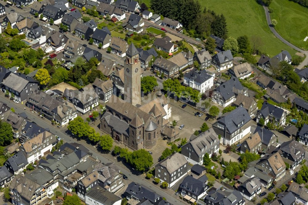 Luftbild Schmallenberg - Stadtansicht entlang der Weststraße und Oststraße mit der St. Alexander-Kirche in Schmallenberg im Hochsauerlandkreis in Nordrhein-Westfalen