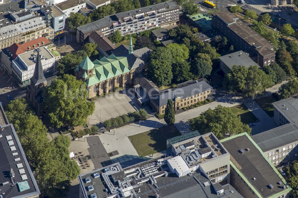 Luftaufnahme Essen - Stadtansicht mit Essener Dom und Bischofshaus am Burgplatz in Essen in Nordrhein-Westfalen