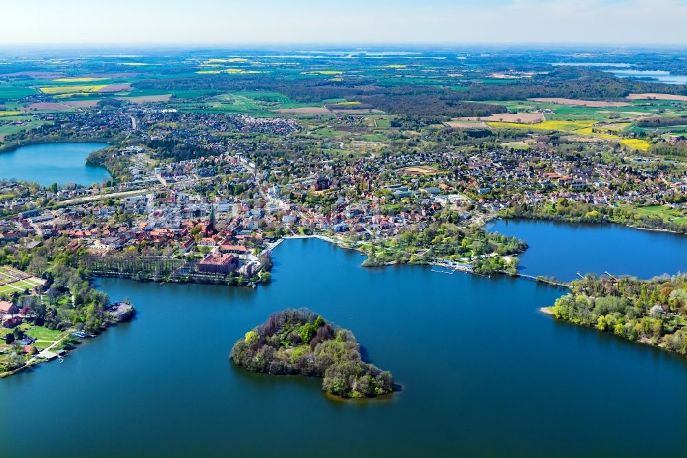 Luftaufnahme Eutin - Stadtansicht Eutin mit dem Großen Eutiner See und der Fasaneninsel im Bundesland Schleswig-Holstein