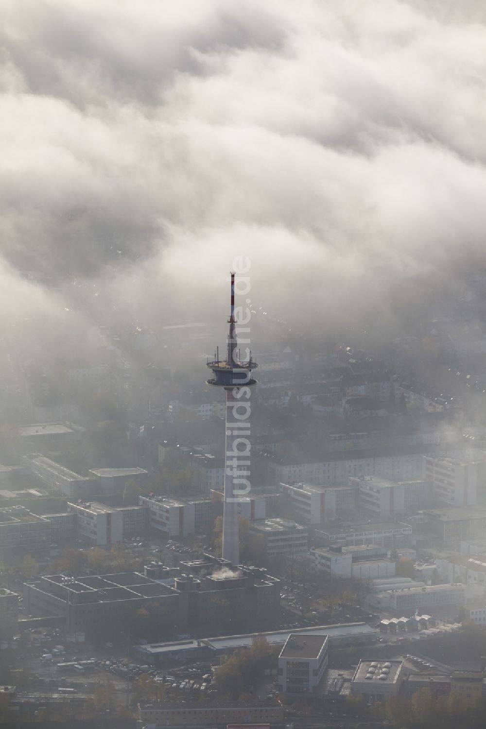 Essen aus der Vogelperspektive: Stadtansicht auf den Fernmeldeturm Essen umhüllt von Nebel und einer einer imposanten Wolkenwand über der Innenstadt im Bundesland Nordrhein-Westfalen