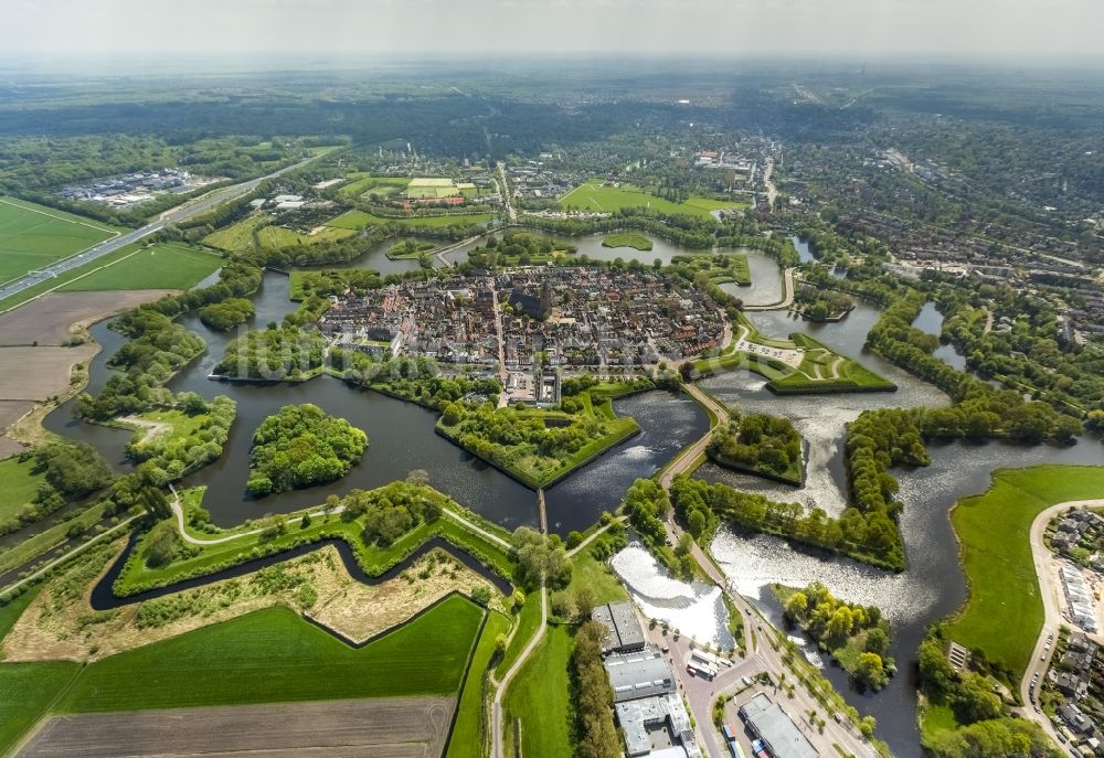 Naarden von oben - Stadtansicht der Festungsstadt Naarden in Nordholland in den Niederlanden