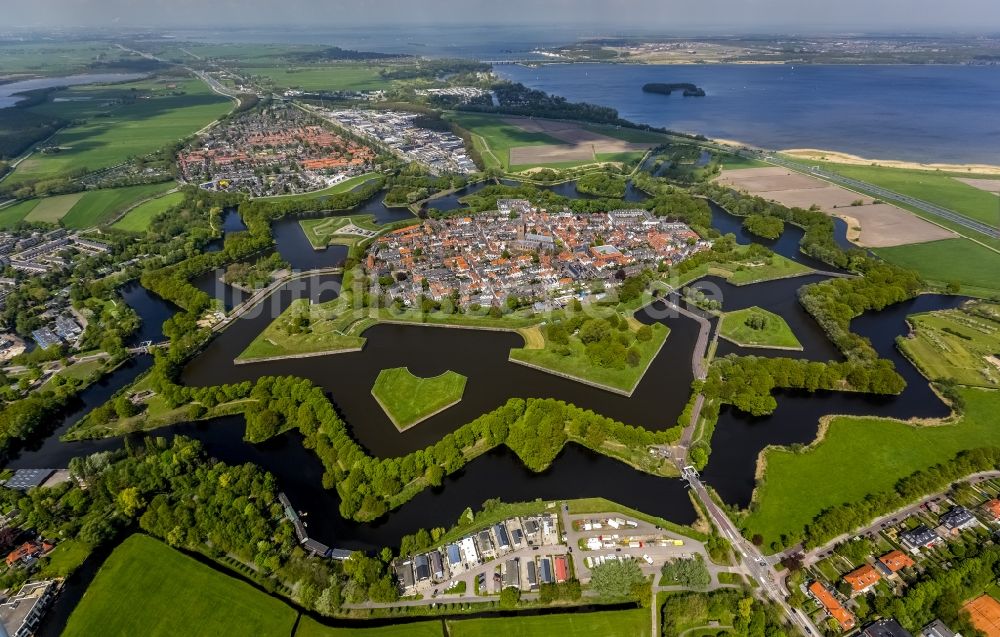 Luftbild Naarden - Stadtansicht der Festungsstadt Naarden in Nordholland in den Niederlanden