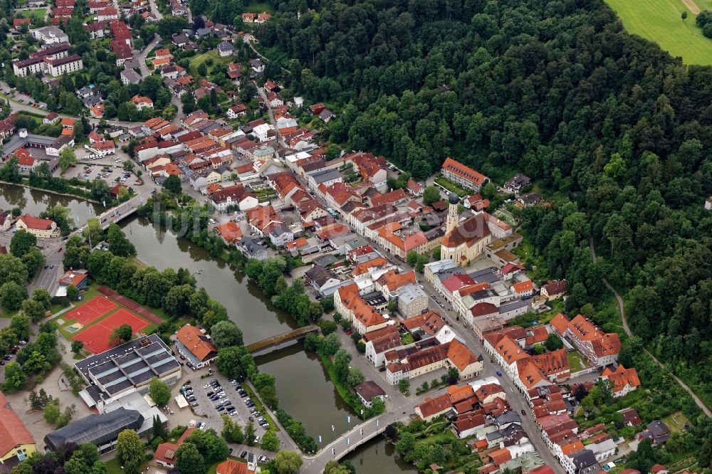 Wolfratshausen aus der Vogelperspektive: Stadtansicht der Flößerstadt Wolfratshausen mit Isar- Brücken im Bundesland Bayern, Deutschland