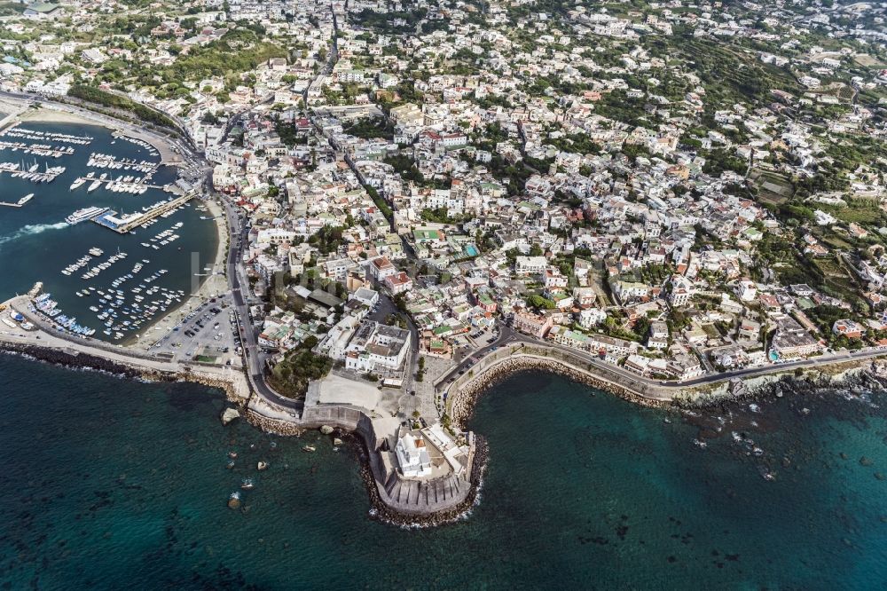 Luftaufnahme Forio - Stadtansicht von Forio auf der Insel Ischia im Mittelmeer in Italien