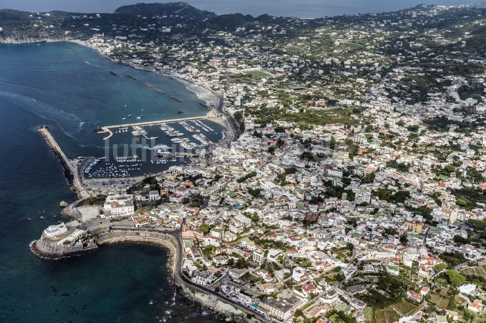 Forio von oben - Stadtansicht von Forio auf der Insel Ischia im Mittelmeer in Italien