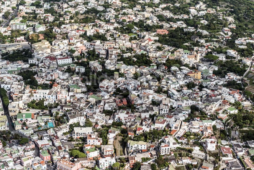 Forio aus der Vogelperspektive: Stadtansicht von Forio auf der Insel Ischia im Mittelmeer in Italien