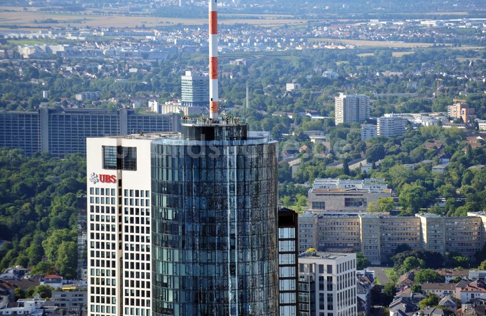 Frankfurt am Main aus der Vogelperspektive: Stadtansicht von Frankfurt am Main mit den Hochhäusern Main Tower und Opernturm im Vordergrund im Bundesland Hessen