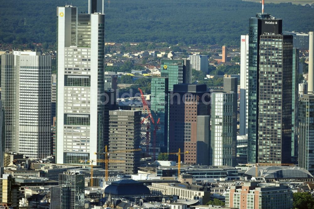 Frankfurt am Main aus der Vogelperspektive: Stadtansicht der Frankfurter Skyline am Main