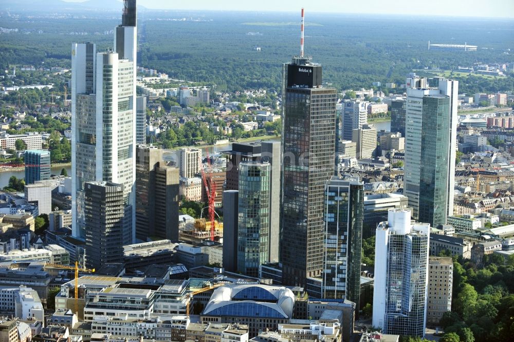 Frankfurt am Main aus der Vogelperspektive: Stadtansicht der Frankfurter Skyline am Main