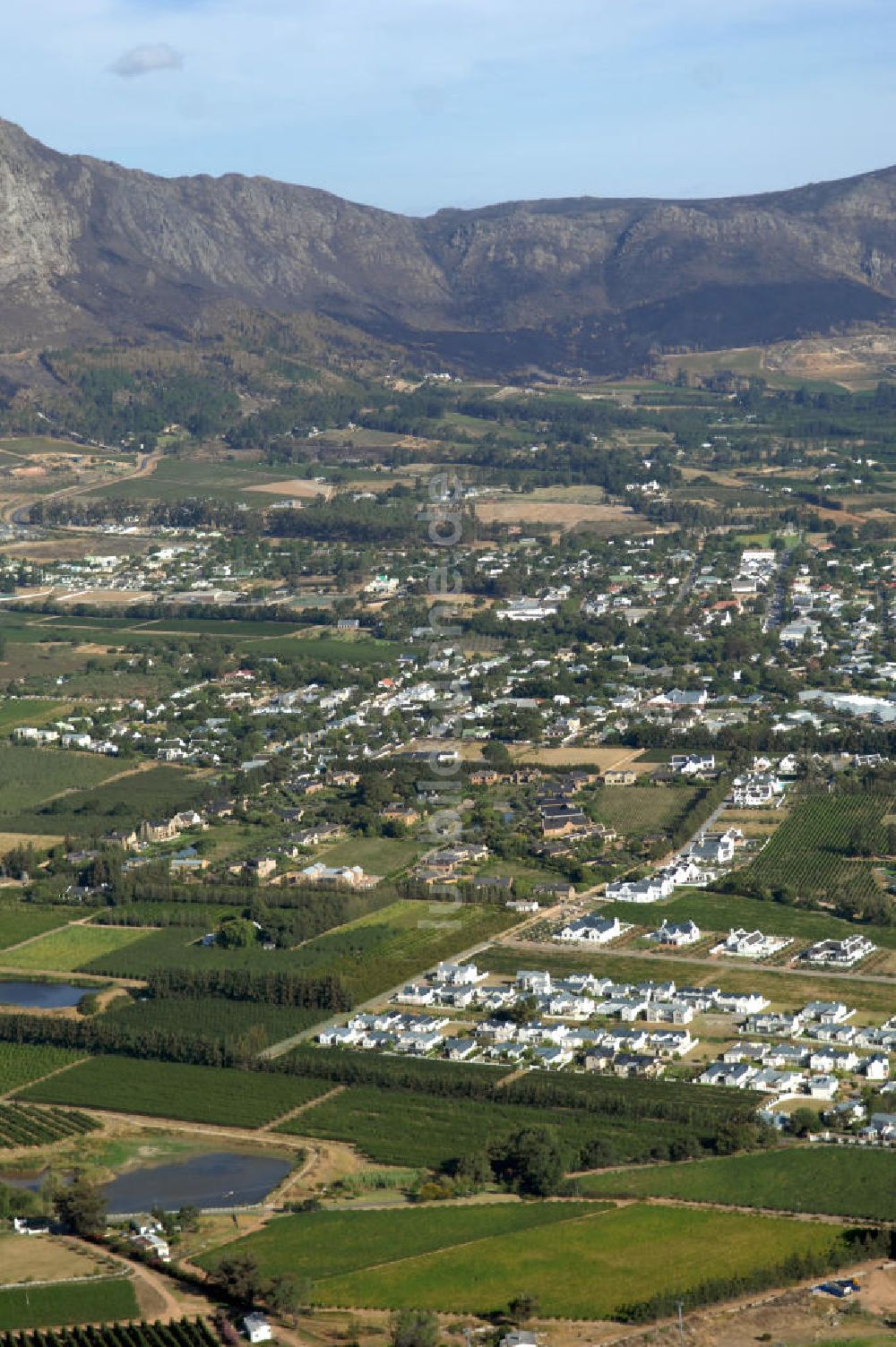 FRANSCHHOEK aus der Vogelperspektive: Stadtansicht von Franschhoek in Südafrika