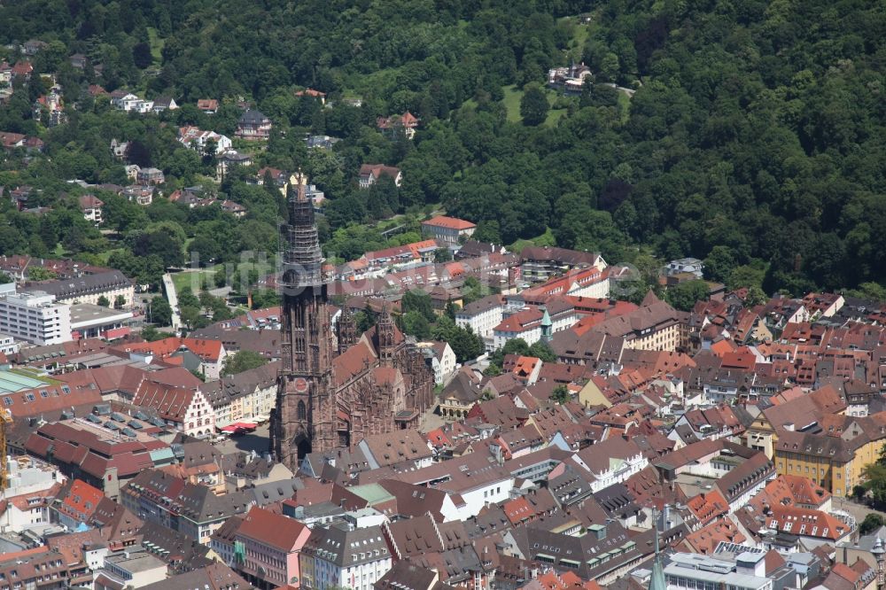 Freiburg im Breisgau aus der Vogelperspektive: Stadtansicht mit dem Freiburger Münster, das Wahrzeichen der Stadt Freiburg im Breisgau im Bundesland Baden-Württemberg