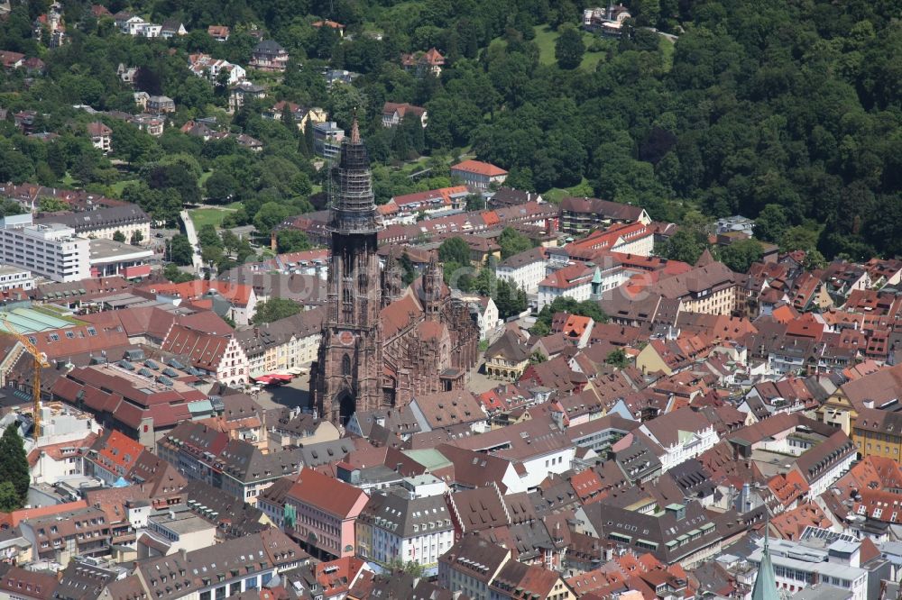 Luftbild Freiburg im Breisgau - Stadtansicht mit dem Freiburger Münster, das Wahrzeichen der Stadt Freiburg im Breisgau im Bundesland Baden-Württemberg