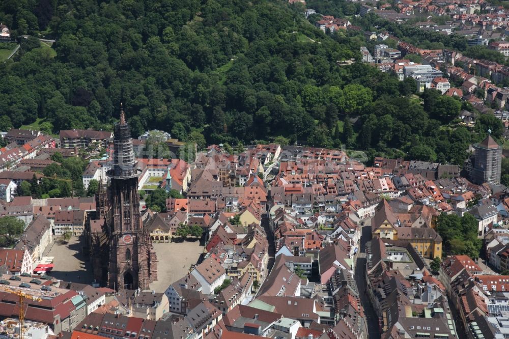 Luftaufnahme Freiburg im Breisgau - Stadtansicht mit dem Freiburger Münster, das Wahrzeichen der Stadt Freiburg im Breisgau im Bundesland Baden-Württemberg