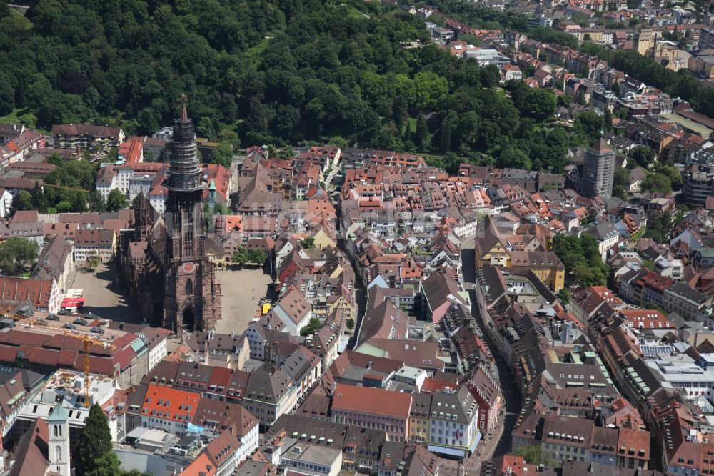 Freiburg im Breisgau von oben - Stadtansicht mit dem Freiburger Münster, das Wahrzeichen der Stadt Freiburg im Breisgau im Bundesland Baden-Württemberg