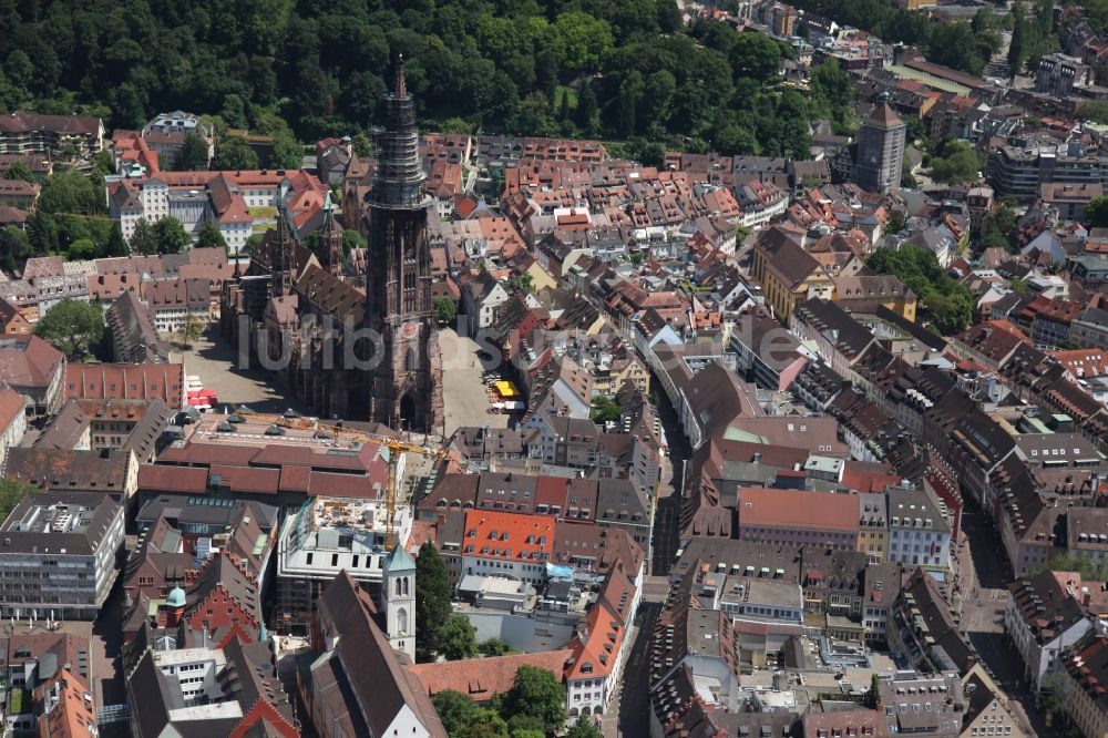 Freiburg im Breisgau aus der Vogelperspektive: Stadtansicht mit dem Freiburger Münster, das Wahrzeichen der Stadt Freiburg im Breisgau im Bundesland Baden-Württemberg