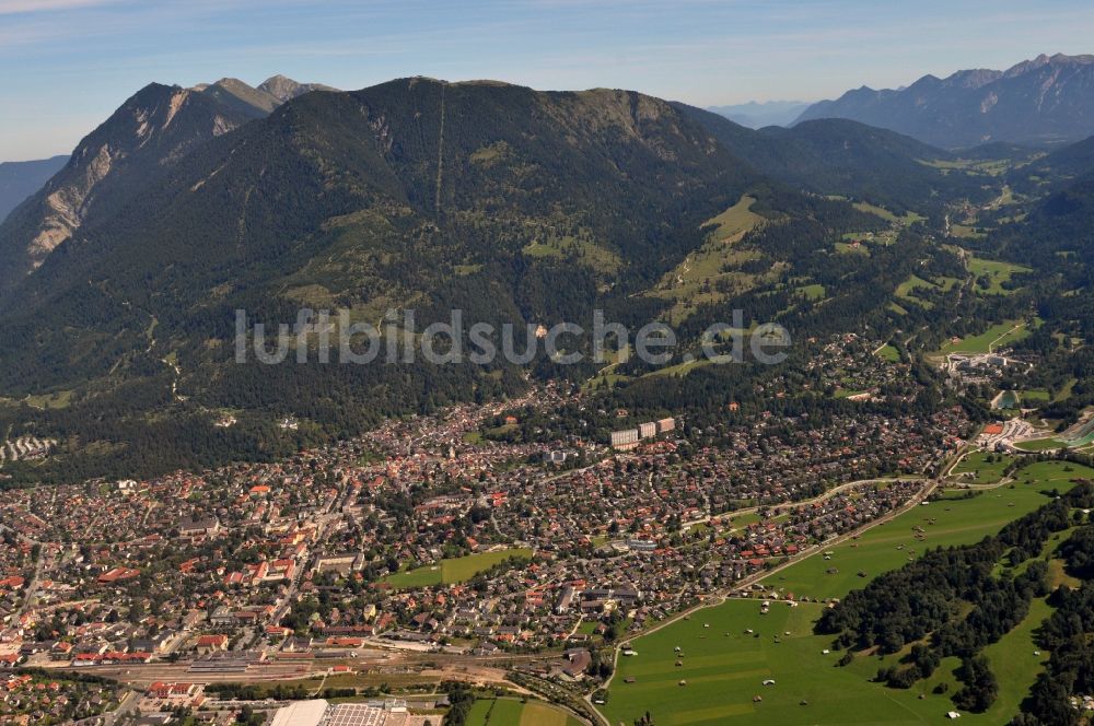 Garmisch-Partenkirchen von oben - Stadtansicht von Garmisch-Partenkirchen in Bayern