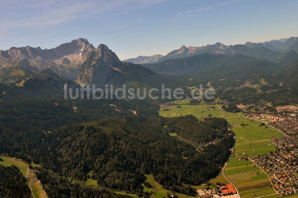 Garmisch-Partenkirchen aus der Vogelperspektive: Stadtansicht von Garmisch-Partenkirchen in Bayern