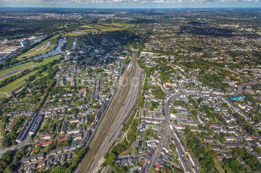 Luftbild Mülheim an der Ruhr - Stadtansicht mit Gleisanlagen in Mülheim an der Ruhr im Bundesland Nordrhein-Westfalen, Deutschland