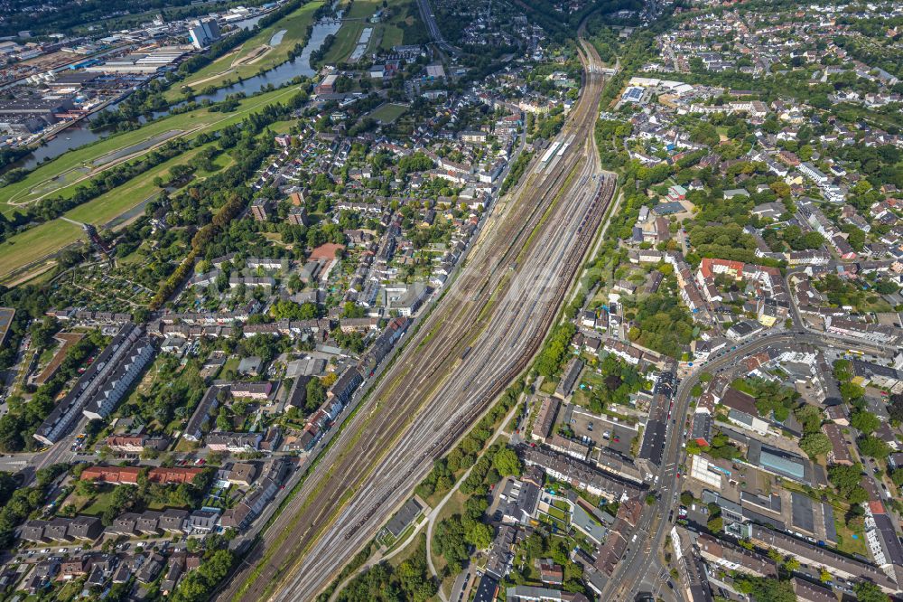 Luftaufnahme Mülheim an der Ruhr - Stadtansicht mit Gleisanlagen in Mülheim an der Ruhr im Bundesland Nordrhein-Westfalen, Deutschland