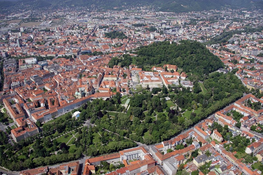 Luftaufnahme Graz - Stadtansicht von Graz in der Steiermark