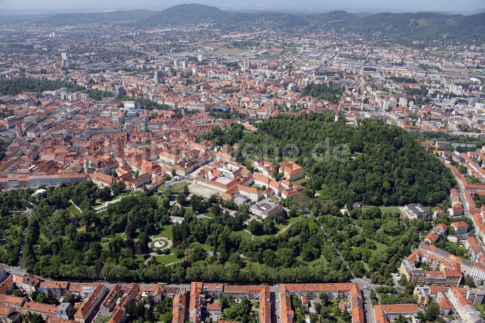 Luftaufnahme Graz - Stadtansicht von Graz in der Steiermark