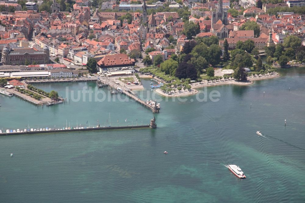 Konstanz von oben - Stadtansicht mit Hafen und Konzilgebäude am Ufer des Bodensees in Konstanz in Baden-Württemberg