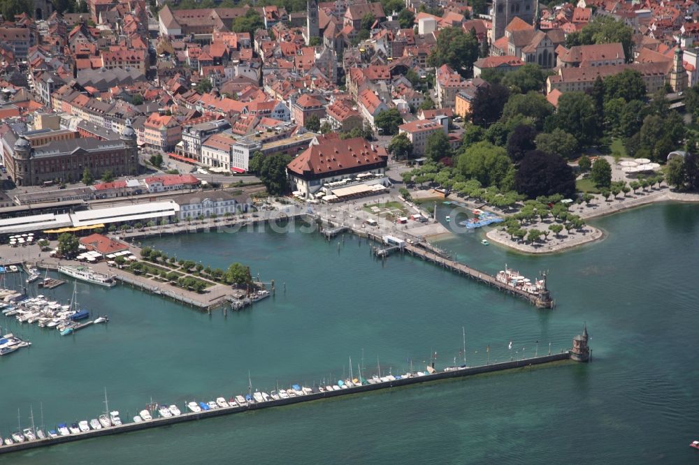 Luftbild Konstanz - Stadtansicht mit Hafen und Konzilgebäude am Ufer des Bodensees in Konstanz in Baden-Württemberg