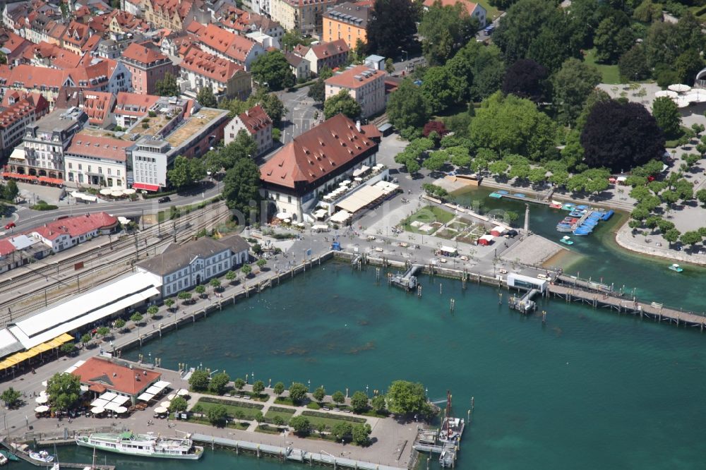 Konstanz von oben - Stadtansicht mit Hafen und Konzilgebäude am Ufer des Bodensees in Konstanz in Baden-Württemberg