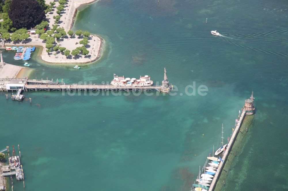 Konstanz aus der Vogelperspektive: Stadtansicht mit Hafen und Konzilgebäude am Ufer des Bodensees in Konstanz in Baden-Württemberg