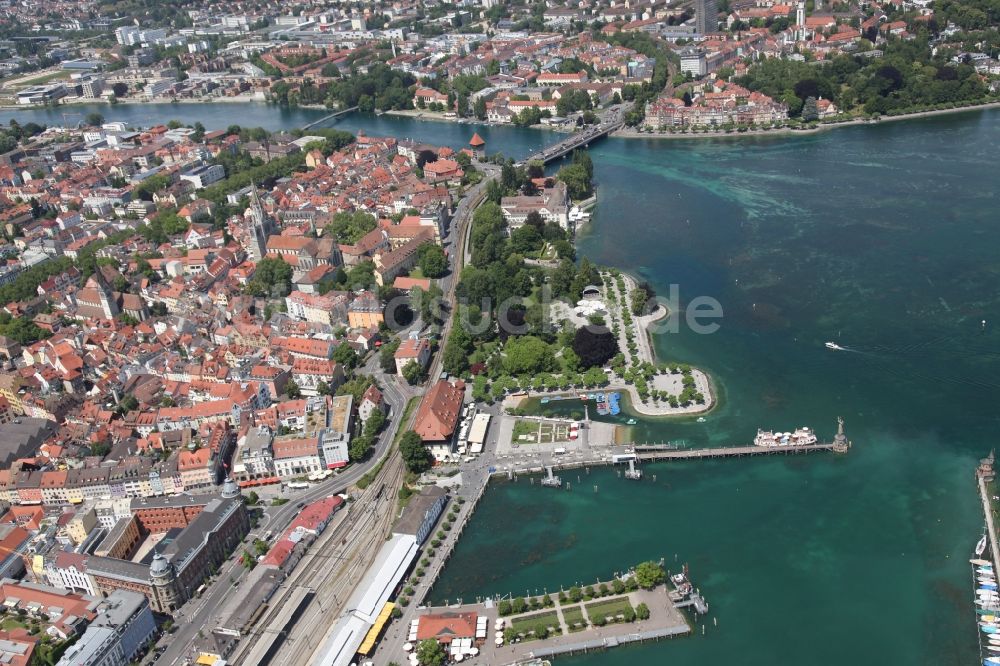 Luftaufnahme Konstanz - Stadtansicht mit Hafen und Konzilgebäude am Ufer des Bodensees in Konstanz in Baden-Württemberg