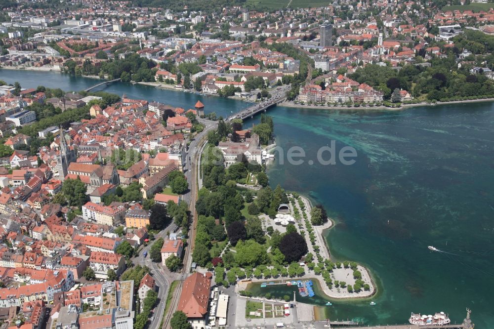 Konstanz von oben - Stadtansicht mit Hafen und Konzilgebäude am Ufer des Bodensees in Konstanz in Baden-Württemberg