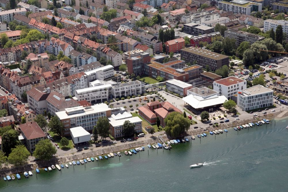 Luftbild Konstanz - Stadtansicht mit Hafen und Konzilgebäude am Ufer des Bodensees in Konstanz in Baden-Württemberg