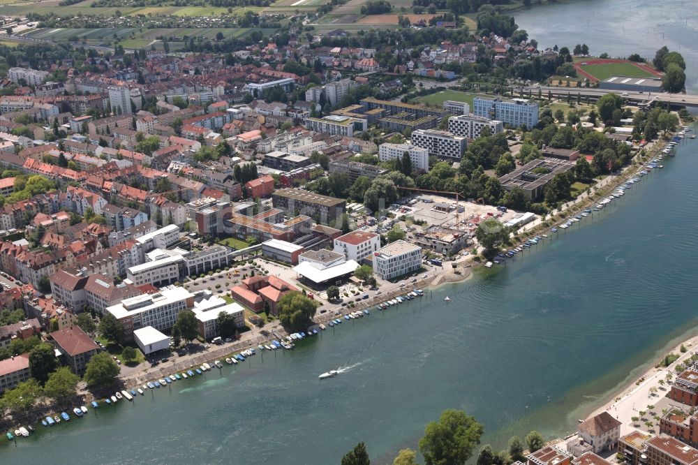 Luftaufnahme Konstanz - Stadtansicht mit Hafen und Konzilgebäude am Ufer des Bodensees in Konstanz in Baden-Württemberg