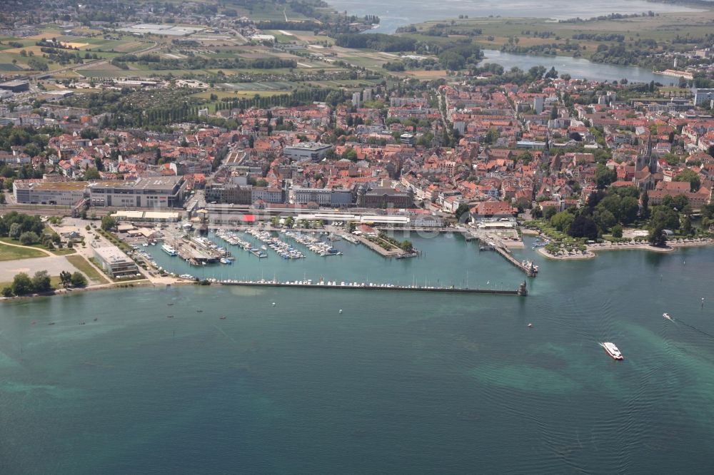 Konstanz von oben - Stadtansicht mit Hafen und Konzilgebäude am Ufer des Bodensees in Konstanz in Baden-Württemberg