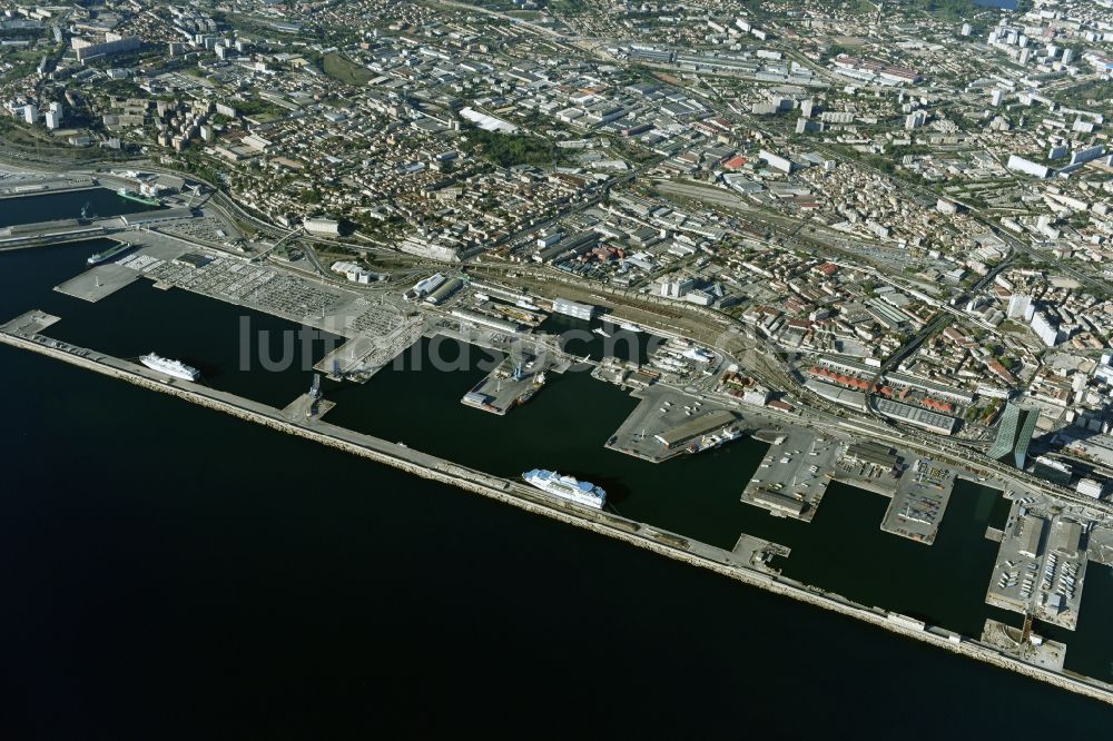 Luftbild Marseille - Stadtansicht mit Hafen von Marseille in Provence-Alpes-Cote d'Azur, Frankreich